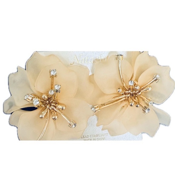 Natasha Couture Jewelry - NWT ⚜️🌼⚜️ Natasha Gorgeous Beige And Gold Floral Earrings